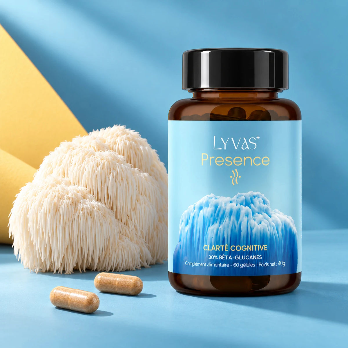 Flacon Presence Lyvas, hydne hérisson et gélules sur fond bleu et jaune.